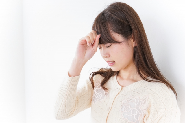 頭痛で悩む女性